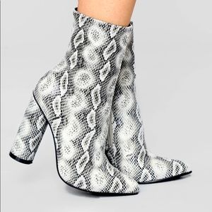 ❤️ NIB ❤️ Fashion Nova’s Midnight Lover Boot 😍